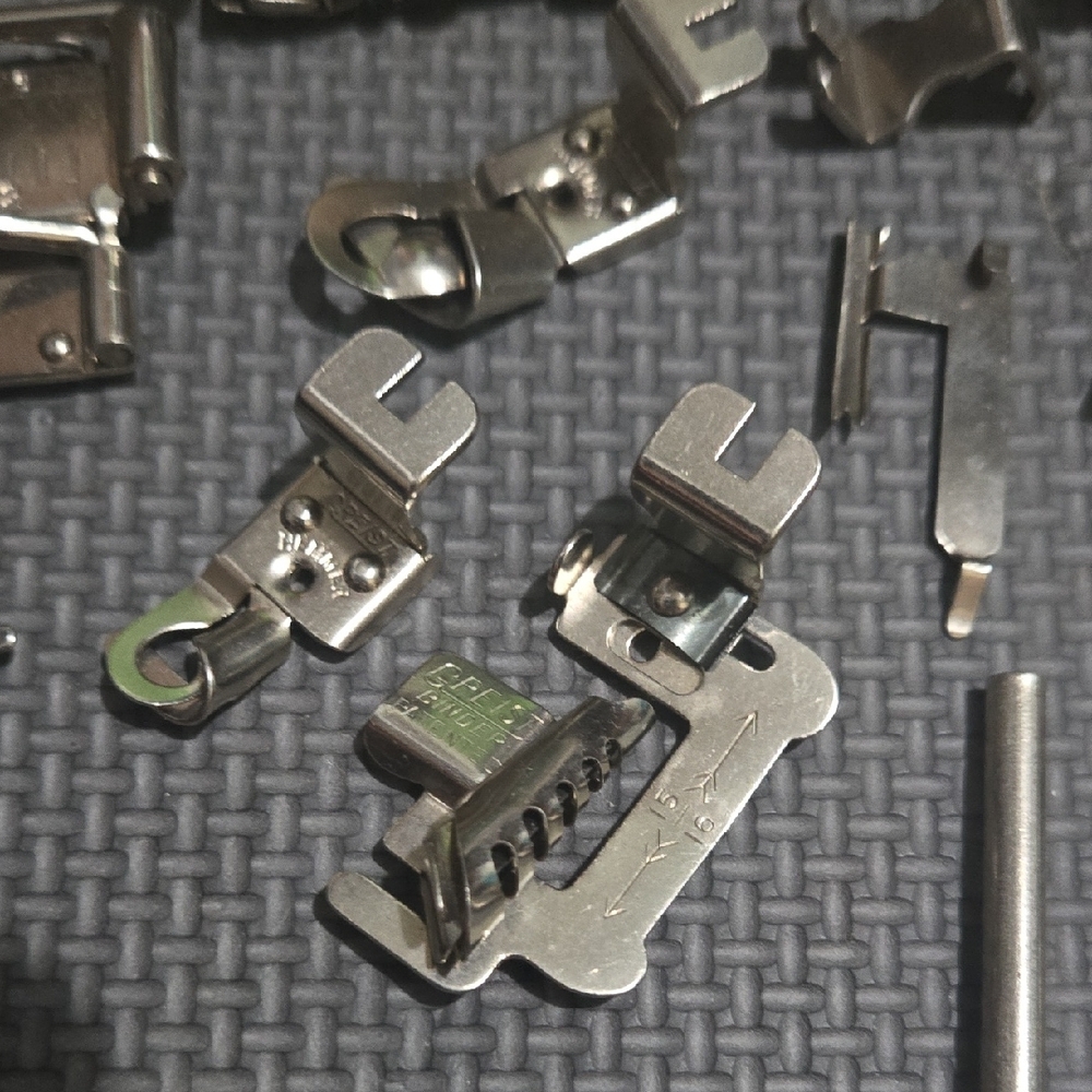 Rotary Sewing Machine Attachments Set - Picture 3 of 7